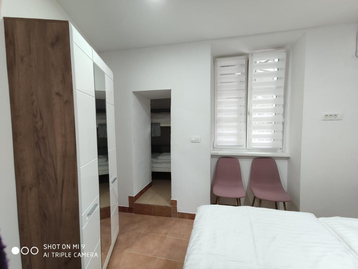 Cross Street 4 *